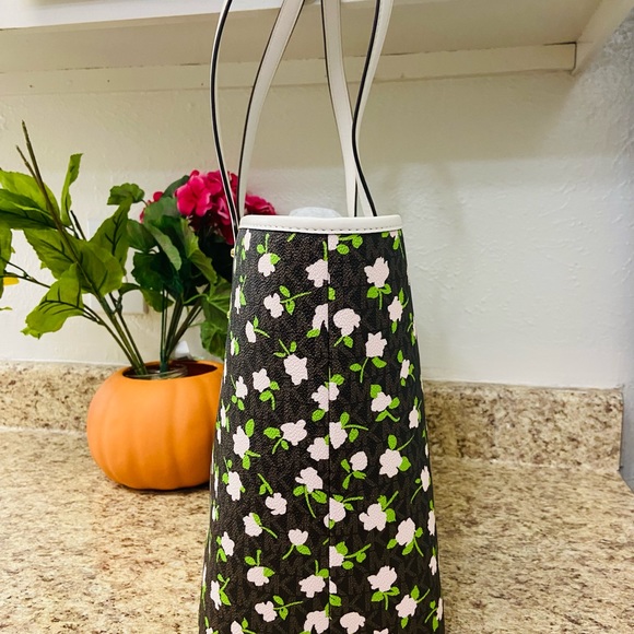 Michael KORS Large Open Tote - Picture 10 of 16